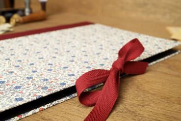 Lilac-colored document folder for unpunched papers with elastic or ribbon